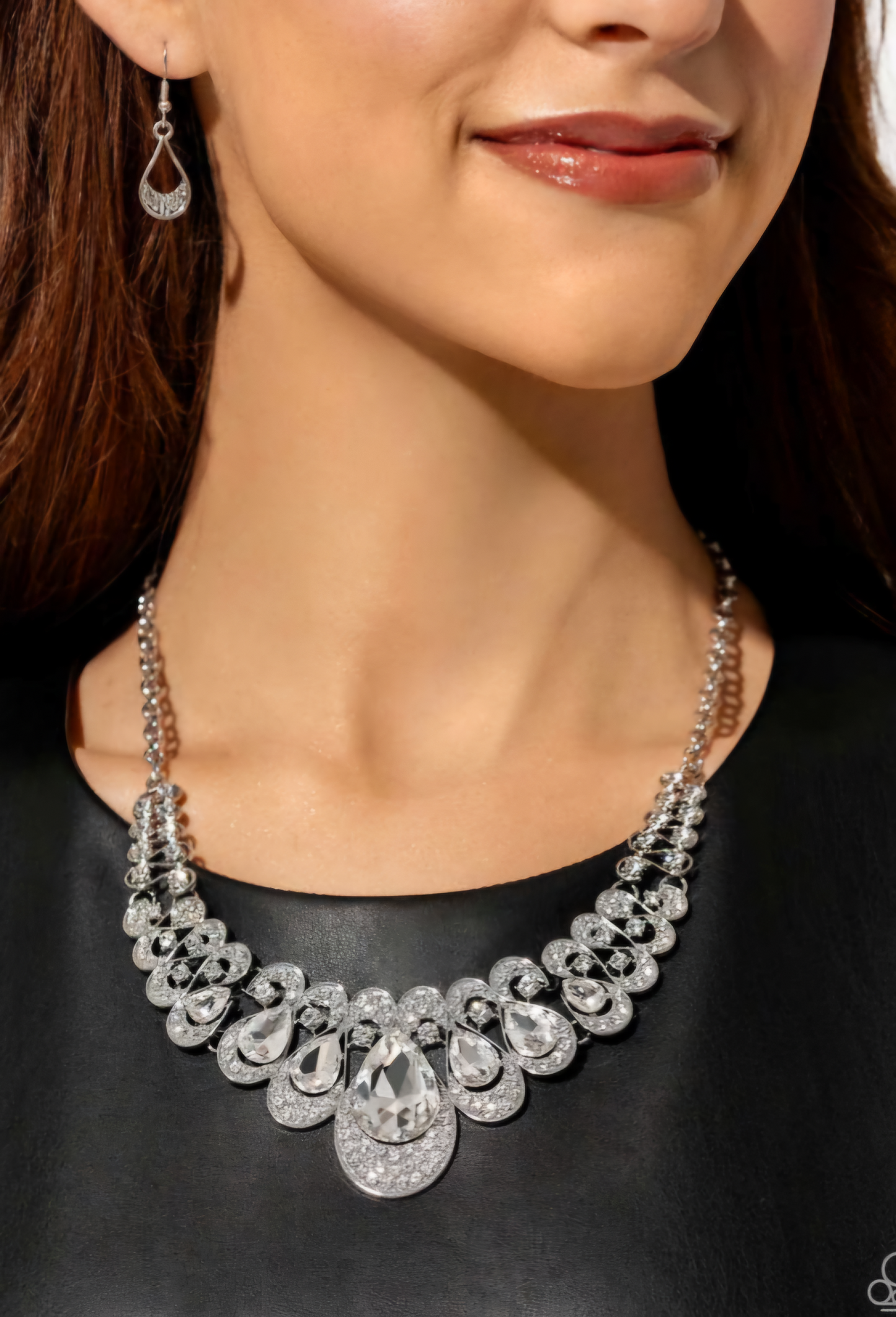 Infinite Idol - White Female Necklace